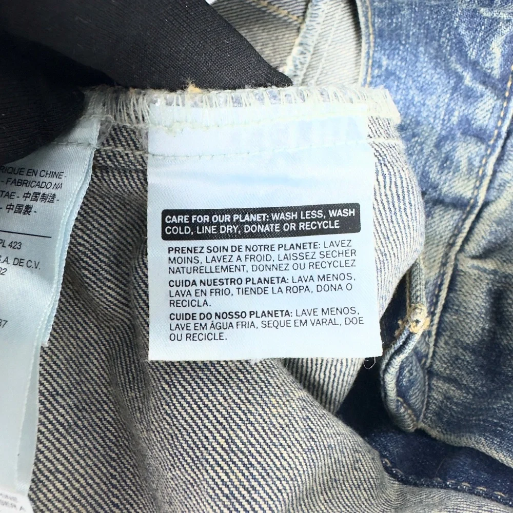 Levi’s Classic Denim Jacket in Dark Blue Wash - Picture 11 of 12